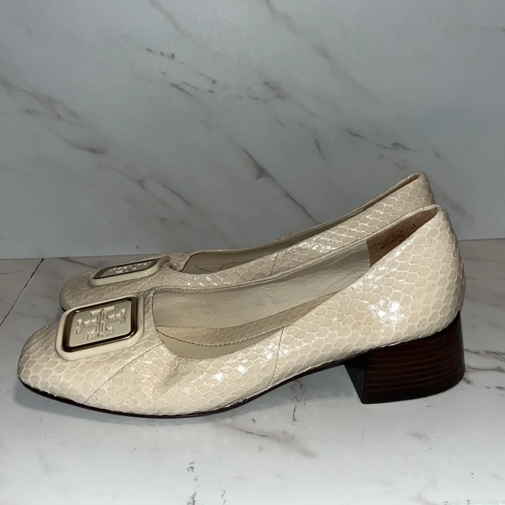 Tory Burch Georgia logo plaque pumps sz 6.  (L15)